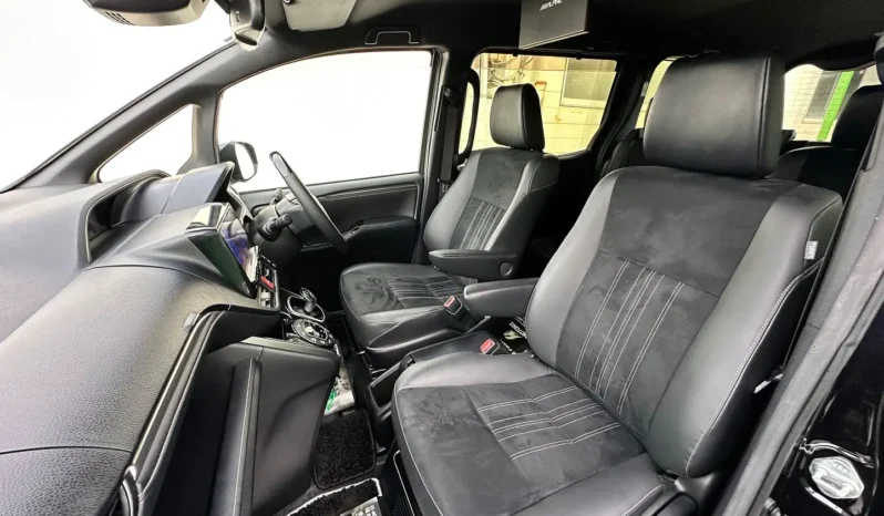 
								2019 Toyota Esquire Hybrid Gi – Premium Package full									