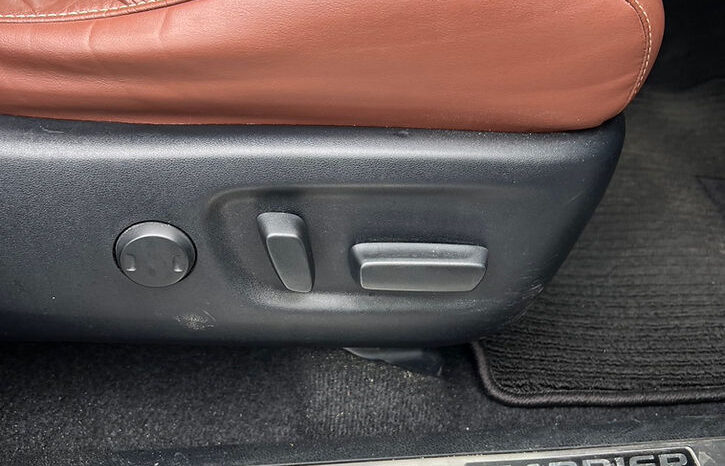 
								Toyota Harrier Elegance full									