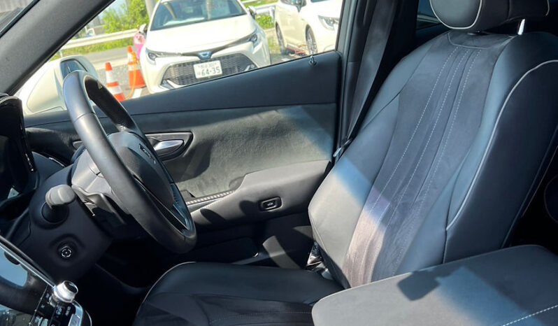 
								Toyota Crown RS advance full									