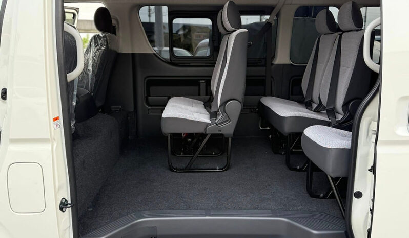 
								TOYOTA Hiace Commuter full									