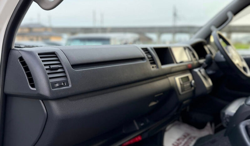 
								TOYOTA Hiace Commuter full									
