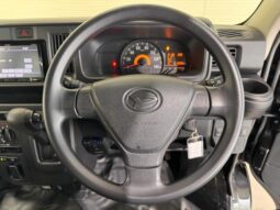 
										2017 Daihatsu Hijet Cargo Deluxe SA III High Roof 2WD full									