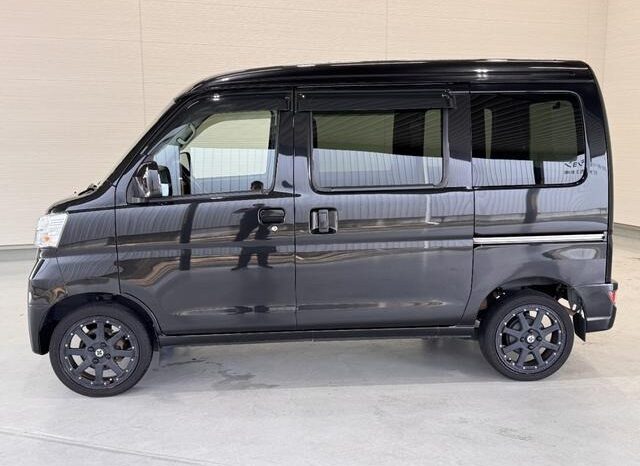 
								2017 Daihatsu Hijet Cargo Deluxe SA III High Roof 2WD full									