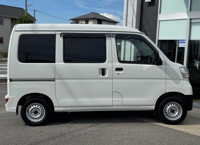 
								2019 Daihatsu Hijet Cargo Deluxe SA III High Roof 2WD full									