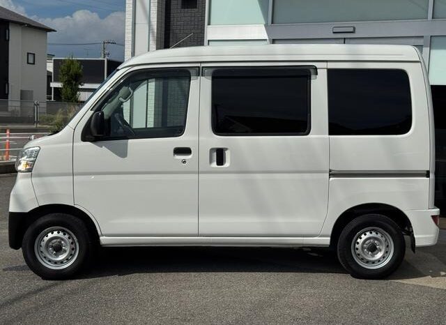 
								2019 Daihatsu Hijet Cargo Deluxe SA III High Roof 2WD full									
